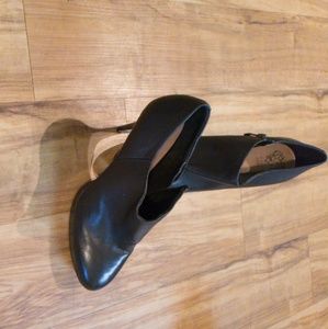 {2/$20} Vince Camuto soft Booties